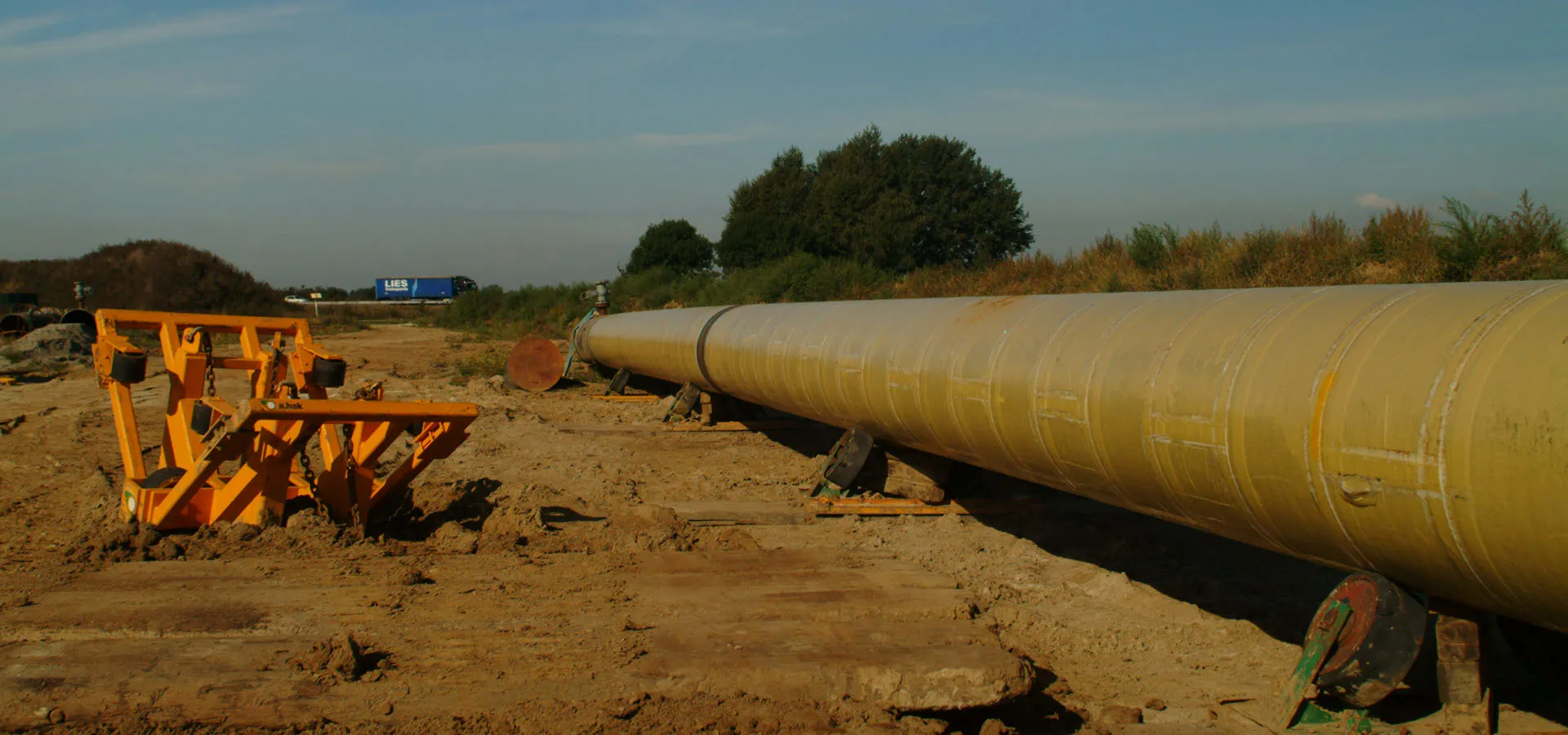 Long coated pipe string laid out on site